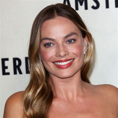 margot robbie lip filler|Fans Spot A ‘Huge Difference’ In Margot Robbie’s。